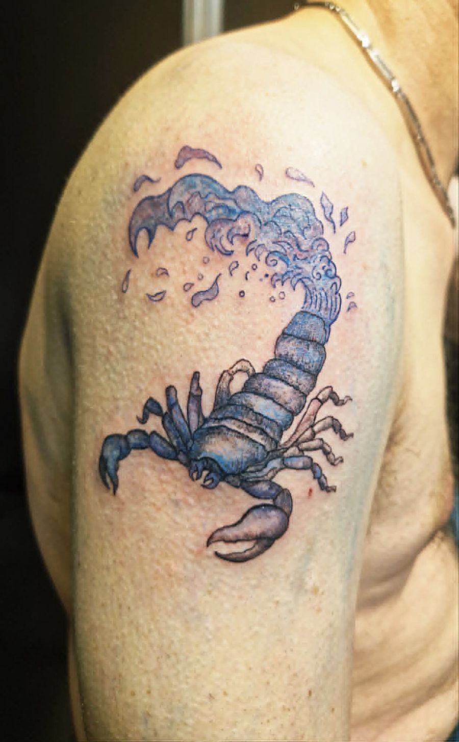 Un hommage intemporel : Le scorpion comme symbole de lien éternel